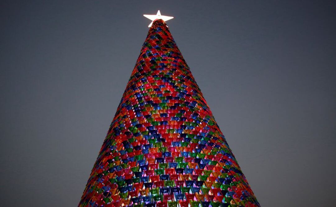 Un árbol de Navidad hecho de sillas de plástico se exhibe en la Macroplaza en Monterrey, México (Foto: Reuters)