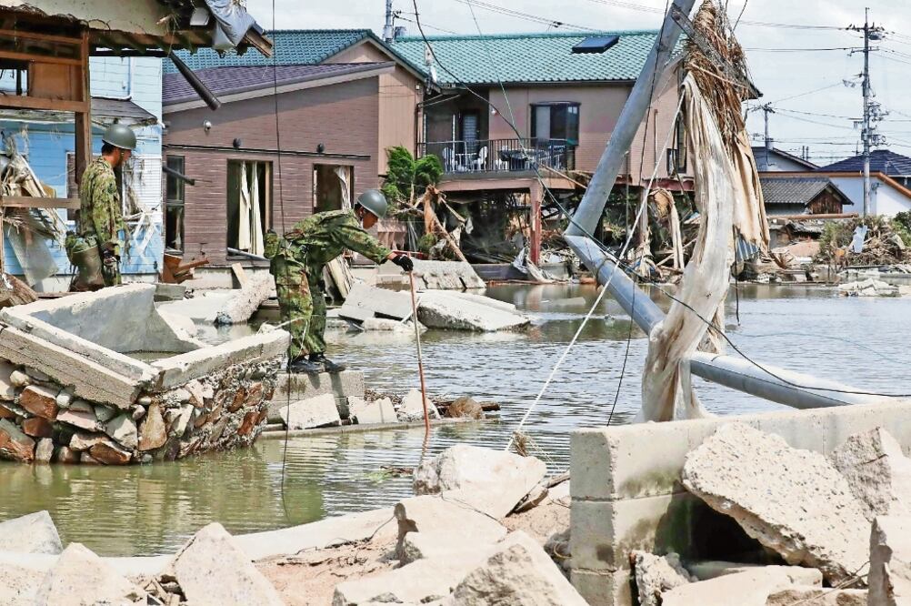 Trabajadores de rescate en Japón continúan la búsqueda de víctimas en una zona afectada por las inundaciones en la ciudad de Kurashiki, Okayama (AFP)