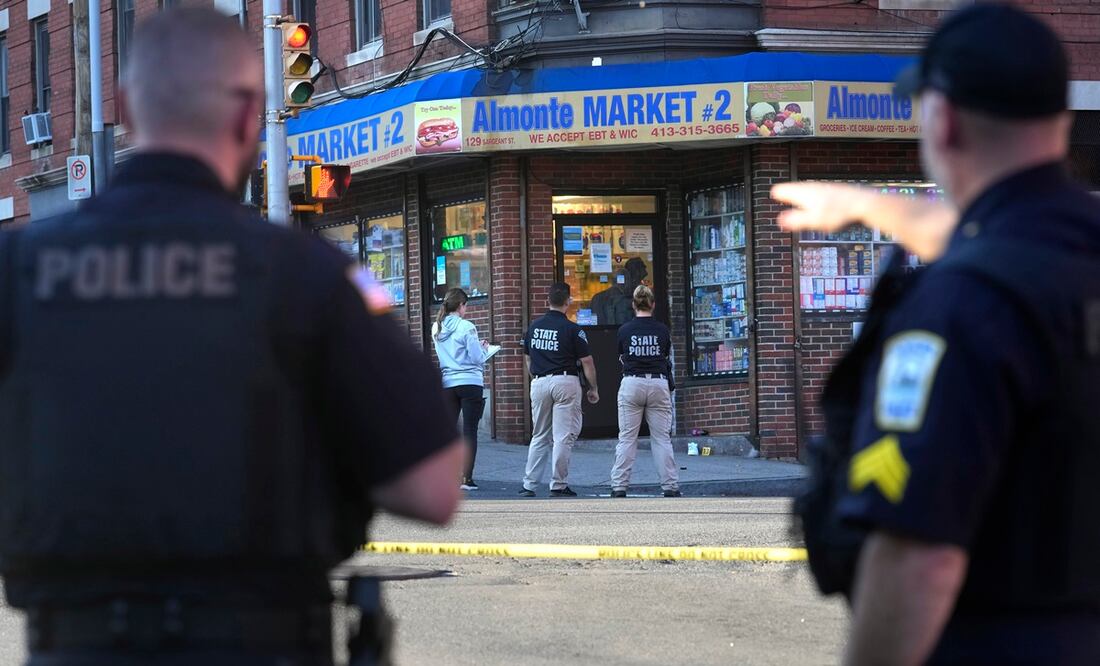 Policías investigan en el lugar en el que varias personas fueron baleadas el miércoles 4 de octubre de 2023, en Holyoke, Massachusetts. Foto: AP