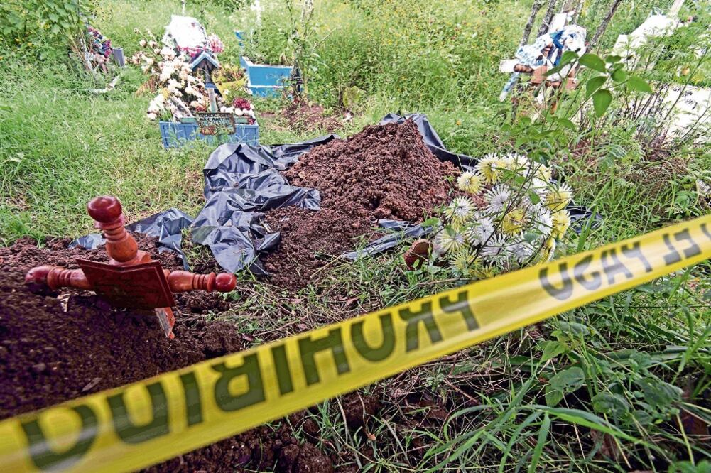 Colectivos denunciaron que en el panteón Palo Verde de Xalapa hay cuerpos enterrados en la fosa común sin orden alguno (KARLO REYES. EL UNIVERSAL)