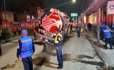 Pipa de Pemex cargada con 20 mil litros de diésel cae en socavón en Iztacalco