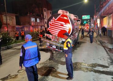 Pipa de Pemex cargada con 20 mil litros de diésel cae en socavón en Iztacalco