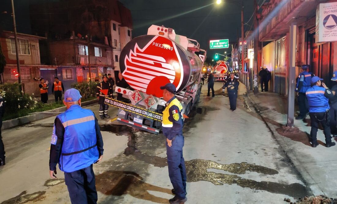 Socavón atrapa pipa de Pemex con 20 mil litros de diésel en Iztacalco. Foto: Especial