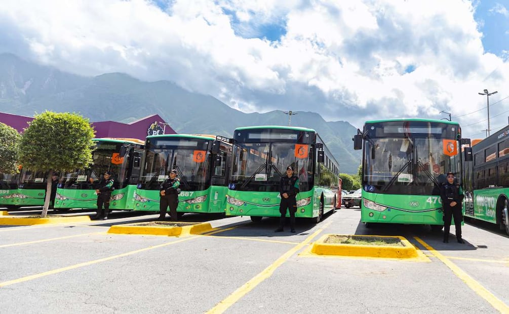 Entrega de 30 nuevos autobuses en Monterrey, Nuevo León, encabezada por el gobernador Samuel García. Foto: Especial
