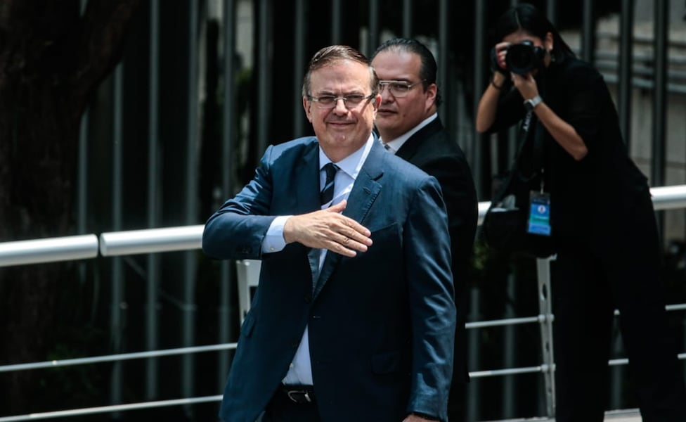 ¿Le están tendiendo la cama a Ebrard? 