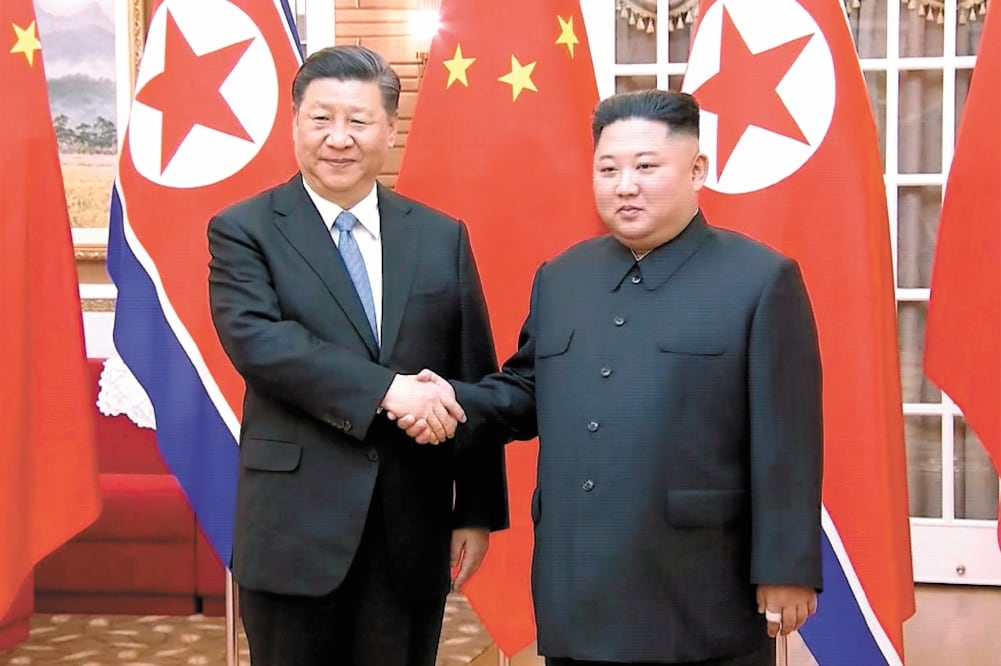 Encuentro. El presidente chino, Xi Jinping, con el líder norcoreano, Kim Jong-un, ayer en Pyongyang. Foto/ AFP