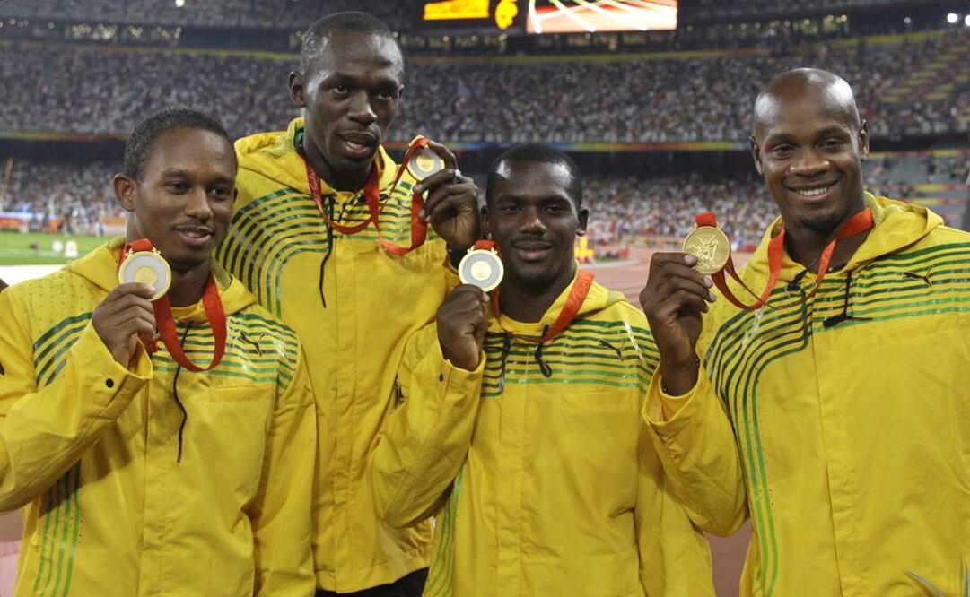Equipo jamaicano con las medallas obtenidas en la prueba 4x100 metros en Beijing 2008. (Foto: AP)