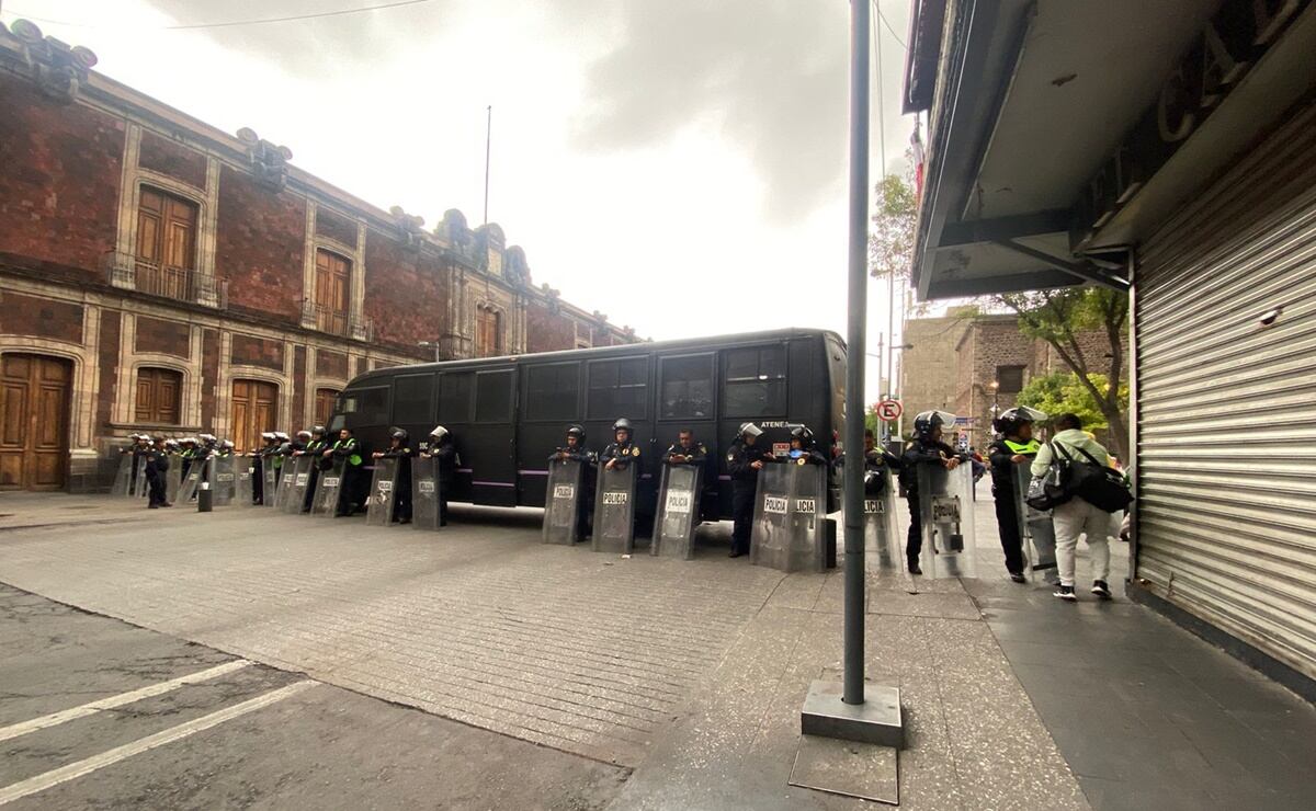 Manifestantes cierran avenida Pino Suárez en CDMX; exigen tarifas justas en pago de energía eléctrica. Foto: Alberto Acosta