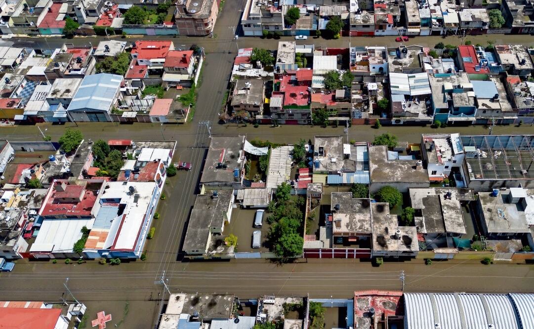 En Jacalones 2, habitantes están llenando costales de tierra para ponerlos en las entradas de las casas para que no se meta más el agua. Foto: Hugo Salvador | El Universal