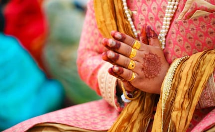 Mujer se casa con el cuerpo de su novio, asesinado por su casta, en la India