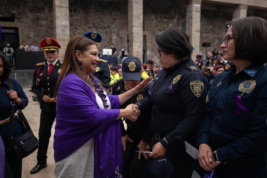 Brugada anuncia nuevos apoyos y premio anual a la mujer policía. (Foto: especial)