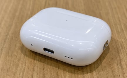 Para qué sirven los orificios del estuche de tus AirPods