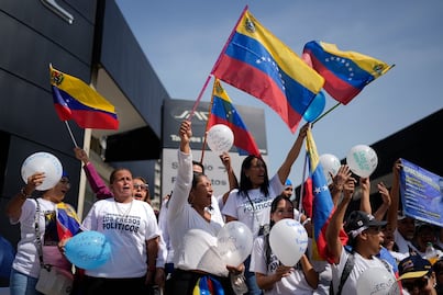 Familias de venezolanos detenidos por activismo político exigen su liberación; protestan frente a cárcel de Helicoide en Caracas