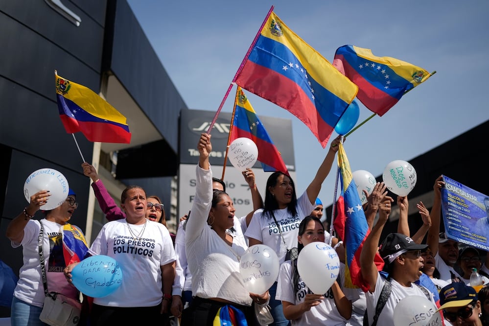 Personas asisten a una oración por la libertad de los presos políticos, la paz y la reconciliación, en Caracas. Foto: AP