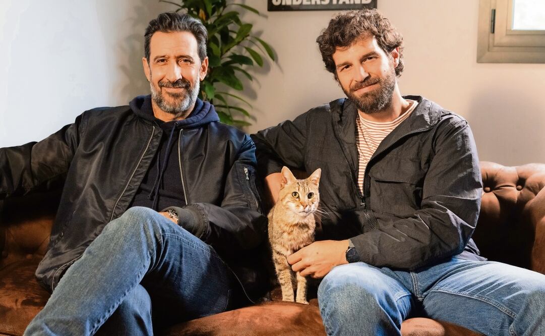 El actor mexicano con el protagonista Francisto Ortiz. Foto: Prime Video