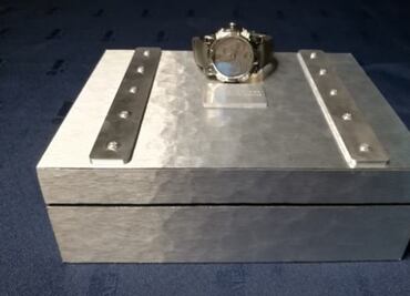 Carlos se lleva a su casa un fragmento del Titanic; compra reloj en Los Pinos