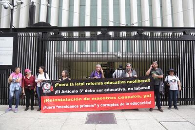 CNTE bloquea Senado, donde diputados intentan dictaminar reforma educativa