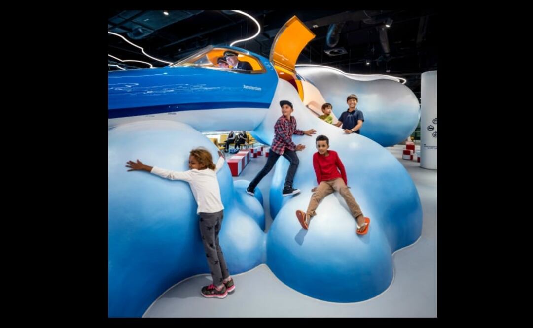 Un avión de juguete es la atracción familiar, en el Lounge 2. (Foto: Schiphol/ Thijs Wolzak)