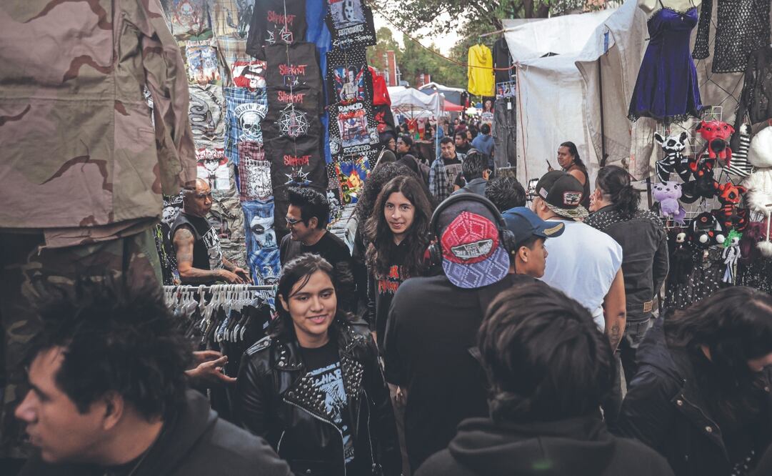 Por primera vez en su historia, el Tianguis Cultural del Chopo se instaló entre semana. Durante la tarde-noche de este miércoles se percibió el ambiente que se vive cada sábado en este lugar tradicional. Foto: de Gabriel Pano. El Universal