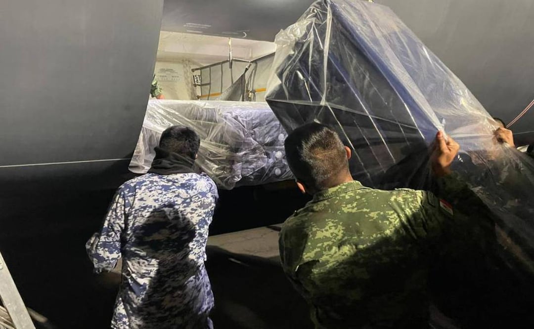 Foto: Tomada de @m_ebrard/ Elementos de la Fuerza Aérea preparando la ayuda humanitaria