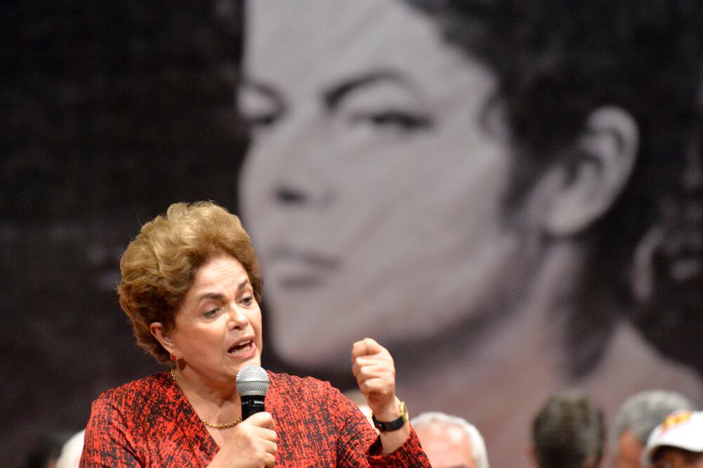 La presidenta brasileña Dilma Rousseff, suspendida de sus funciones por un juicio de destitución, habla en un acto en Brasilia (Foto: EFE)