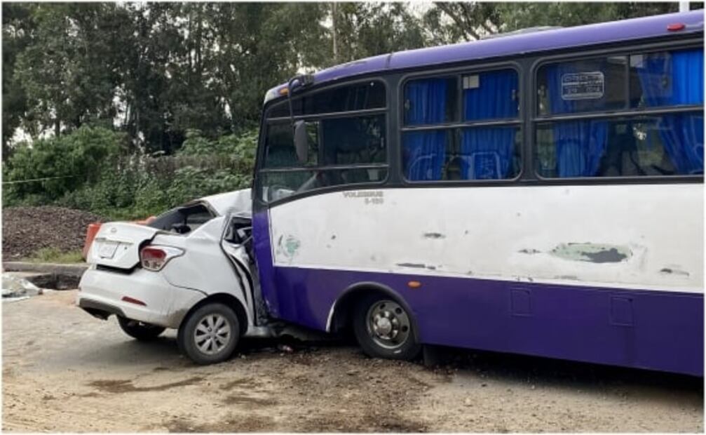 Conductor muere al estrellarse con camión de pasajeros en Tláhuac 