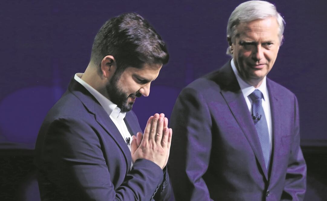 El candidato izquierdista Gabriel Boric y el conservador José Kast, en el debate organizado por la Asociación de Televisión de Chile. Foto: Elvis González. EFE