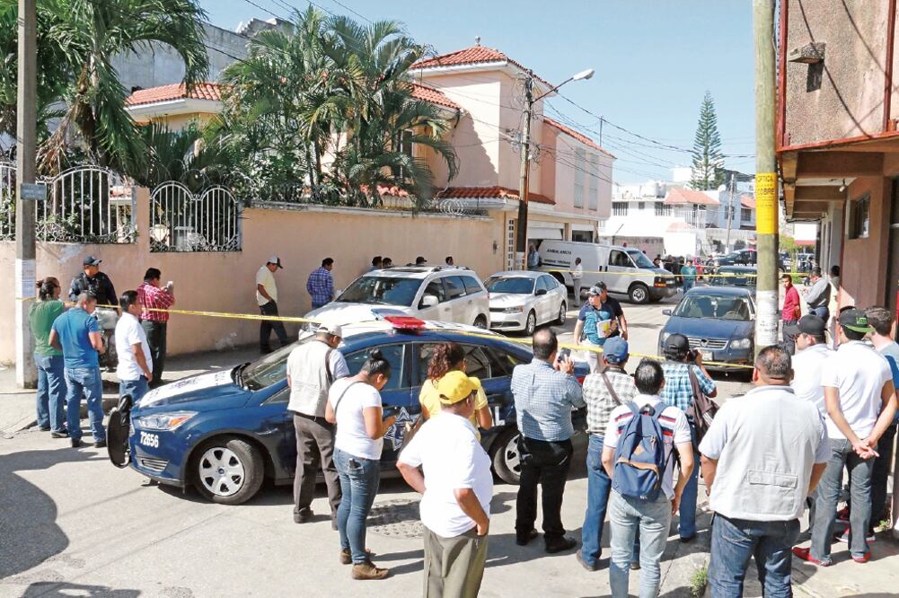 Como parte de las pesquisas, las autoridades realizan un rastreo en el domici l io de Dagdug, quien era considerado de los más críticos en temas sociales (LUMA LÓPEZ. EL UNIVERSAL)