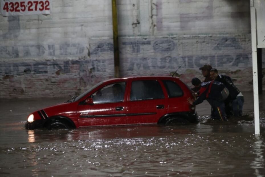 Fallecen dos personas tras tormenta en Ecatepec