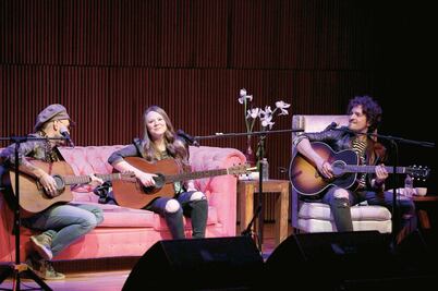 Jesse & Joy bromean y cantan con Tommy Torres