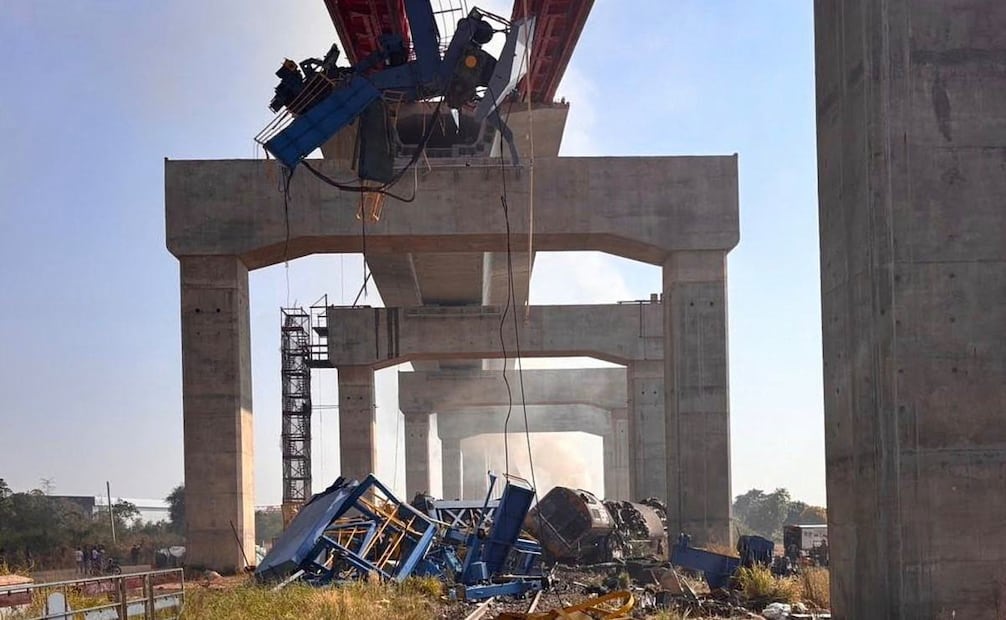 Esta imagen publicada por Ferrocarril Estatal de Tailandia muestra la escena después de que una grúa de construcción cayera sobre un tren de pasajeros en la provincia de Nakhon Ratchasima Tailandia, el miércoles 14 de enero de 2026. Foto: AP