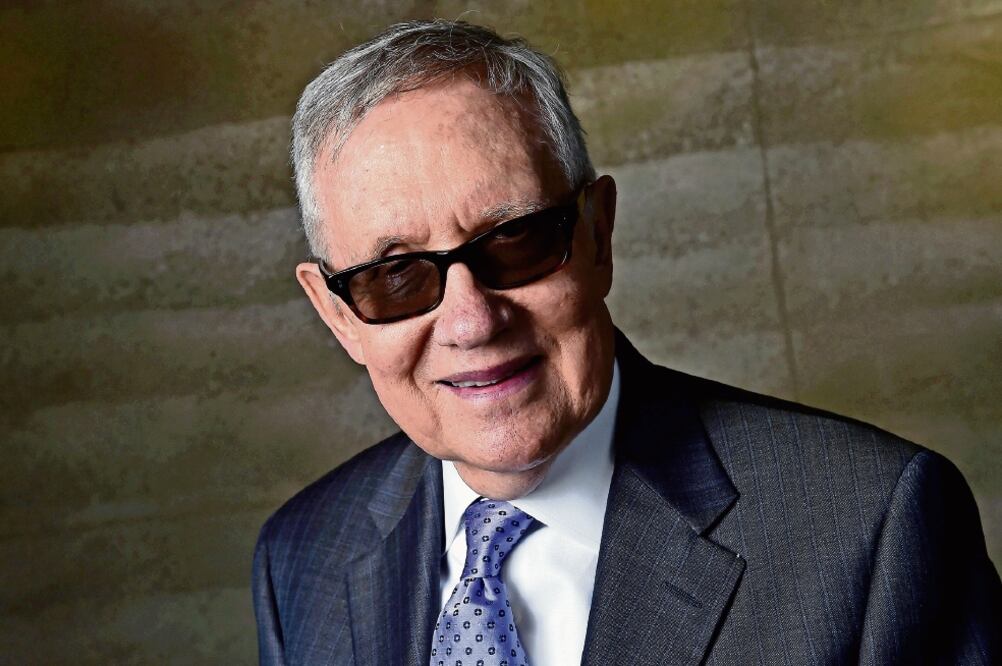 El senador Harry Reid teme que Rusia pueda ser una amenaza que incluya la posibilidad de falsear resultados en las elecciones de EU (DAVID BECKER. REUTERS)
