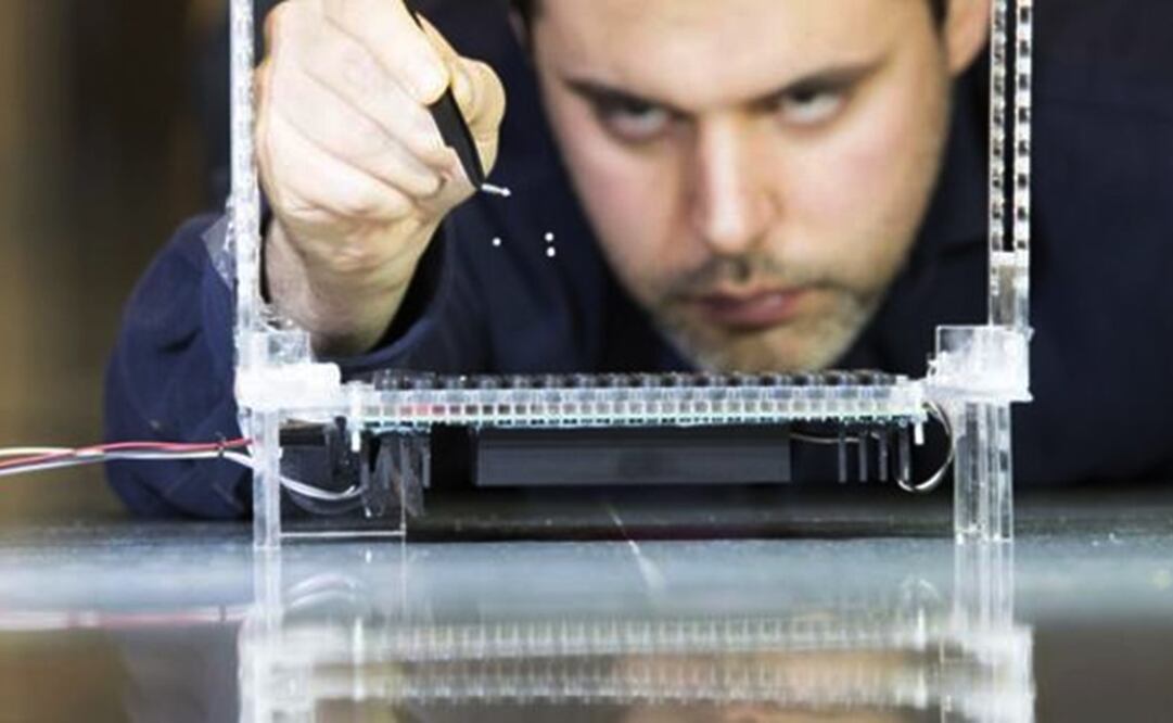 El investigador Asier Marzo comprueba la fuerza de las trampas acústicas. Foto: Sergio Larripa, Asier Marzo y Bruce Drinkwater