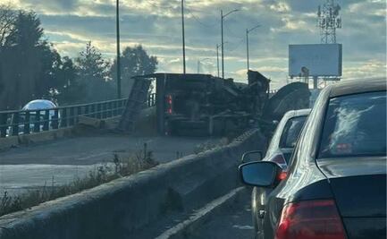 ¡Alerta! Volcadura de camión genera caos vial en Mexicaltzingo