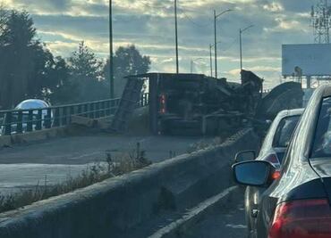 ¡Alerta! Volcadura de camión genera caos vial en Mexicaltzingo