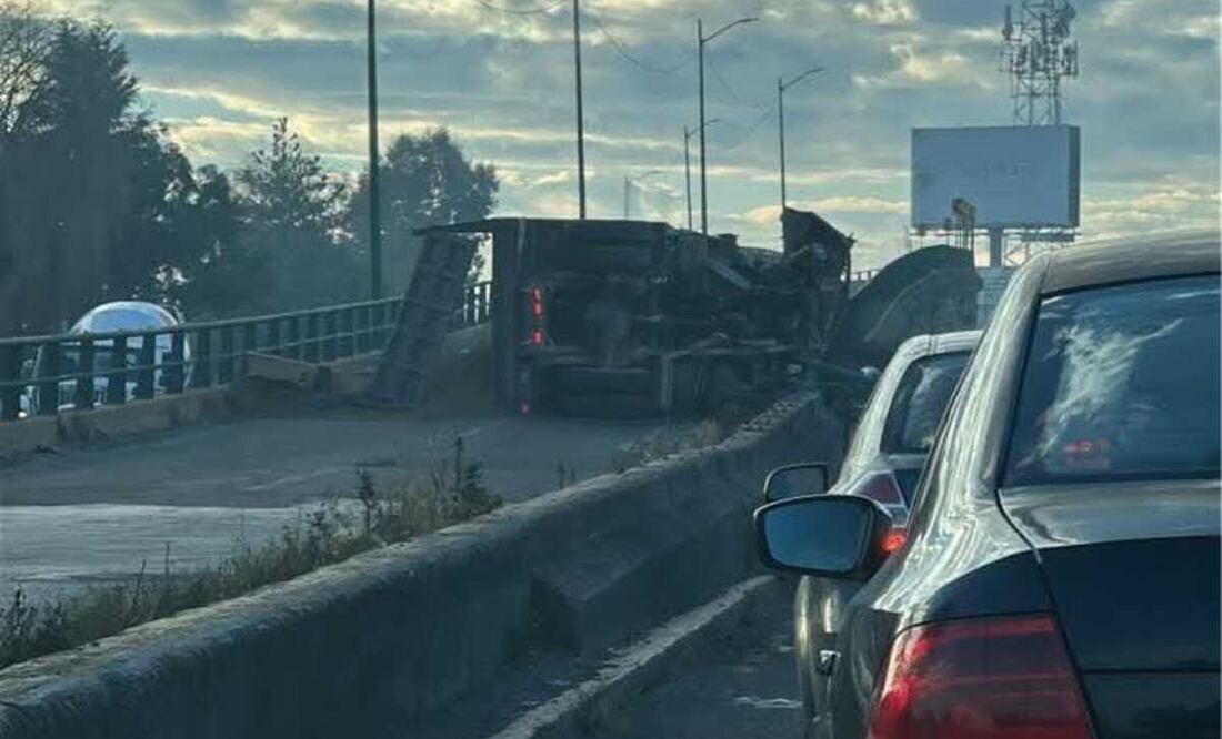 Se registraron daños materiales y caos vial por la volcadura de un camión en Mexicaltzingo. Foto: Especial