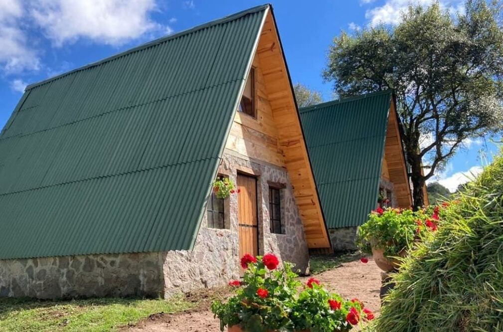 Cabañas a dos aguas tipo alpino. Foto: Cortesía de Bosque de Perlillas/ Scarlette y Axel Salinas 
