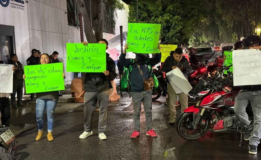 Luego de la detención de cinco personas por extorsión a repartidores, un grupo de trabajadores se manifestó frente a las instalaciones de la FGJ-CDMX. | Foto: Especial.