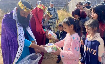 Elementos de la Guardia Nacional se visten de Reyes Magos en Zacatecas; regalan juguetes a niños de bajos recursos 