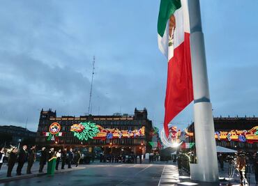 AMLO iza bandera a media asta en memoria de las víctimas de los sismos de 1985 y 2017
