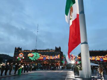 AMLO iza bandera a media asta en memoria de las víctimas de los sismos de 1985 y 2017