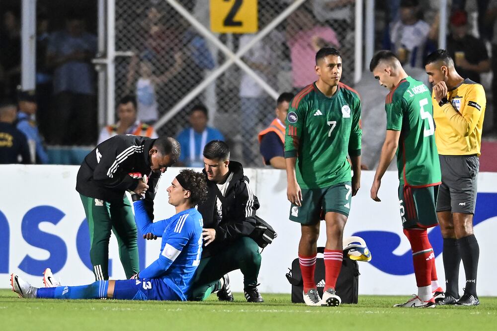 Guillermo Ochoa salió de cambio al minuto 21 por lesión Foto: Imago7/ Etzel Espinosa