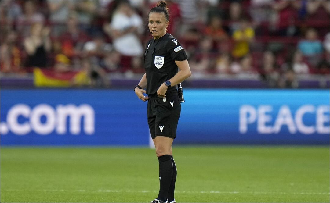 Rebecca Welch será la primera mujer en dirigir un partido de la Premier League / Foto: AP