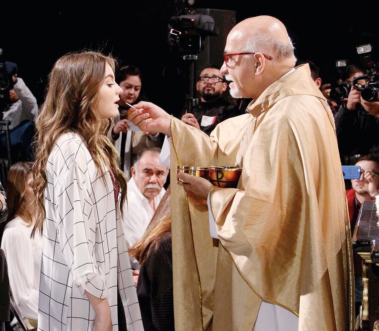 Sofía Castro asistió a la misa de acción de gracias por el inicio de la serie (JUAN BOITES. EL UNIVERSAL)