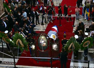 Entre lágrimas y agradecimientos, dan último adiós a "Pepe" Mujica en Uruguay; es velado en el Palacio Legislativo