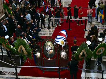 Entre lágrimas y agradecimientos, dan último adiós a "Pepe" Mujica en Uruguay; es velado en el Palacio Legislativo