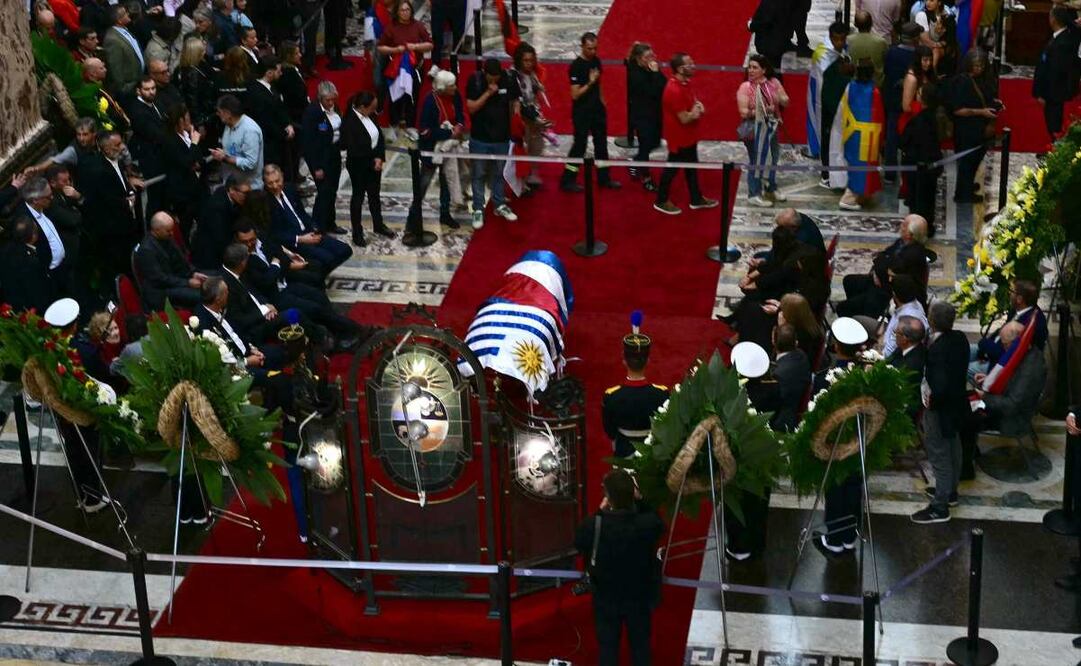 El 14 de mayo de 2025, un día después de su fallecimiento, la gente rinde homenaje al féretro del expresidente uruguayo José "Pepe" Mujica en el Palacio Legislativo de Montevideo. Mujica, exguerrillero y héroe de la izquierda latinoamericana, falleció el 13 de mayo de 2025 a los 89 años. El humilde líder, que pasó doce años en prisión por su actividad revolucionaria, perdió la batalla contra el cáncer tras anunciar en enero que la enfermedad se había propagado y que suspendería el tratamiento. Foto: AFP