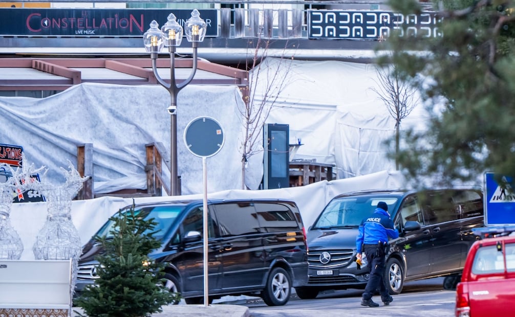 Vehículos funerarios llegan cerca del bar Le Constellation, donde un incendio arrasó el local durante las celebraciones de Nochevieja en Crans-Montana, el 1 de enero de 2026. Se presume que varias docenas de personas murieron y alrededor de 100 resultaron heridas después de que un incendio arrasara un bar abarrotado en la lujosa estación de esquí suiza de Crans-Montana, dijo la policía suiza el 1 de enero de 2026. La policía, los bomberos y los rescatistas se apresuraron a la popular estación, que albergará la Copa del Mundo de Esquí a partir del 30 de enero, después de que el incendio estallara en las primeras horas del día de Año Nuevo. Foto: AFP