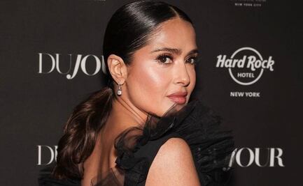 Salma Hayek demuestra que las plumas siguen en tendencia 