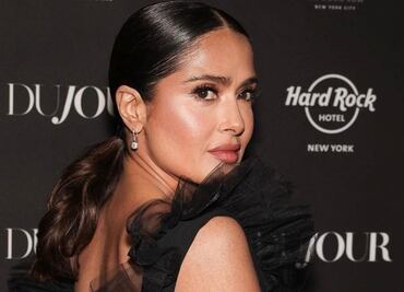 Salma Hayek demuestra que las plumas siguen en tendencia